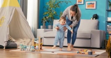 Hırslı anne oğluna çok zaman ayırır, oyuncaklarla oynarlar.