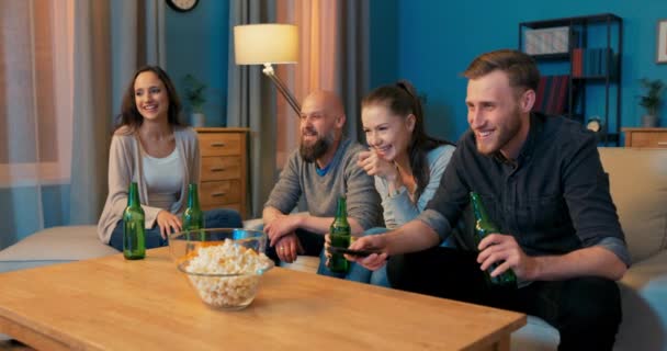 Um grupo de bons amigos estão relaxando juntos depois do trabalho na sala de estar e em — Vídeo de Stock