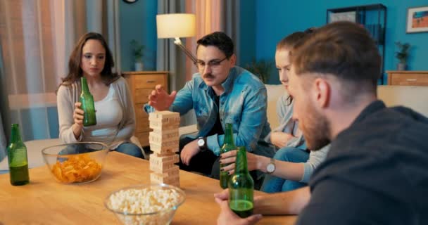 Cinco grandes pessoas que se reúnem para o fim de semana de jogo da noite, sentar na sala de estar em torno da mesa de café — Vídeo de Stock
