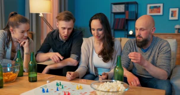 Brettspiel-Enthusiasten verbringen den Abend miteinander, wetteifern miteinander, lachen laut, Mädchen — Stockvideo