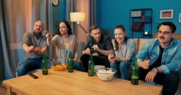 Zabawna ekipa przyjaciół spędza razem wieczór, pijąc piwo, tańcząc na — Wideo stockowe