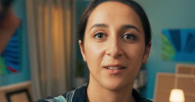 Bir ressamın portresi fırça darbeleri ve el hareketleri üzerine bir resim atölyesi yönetiyor.