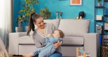 Güçlü bir kadın bir çocukla birlikte oturma odasında yerde dinleniyor.