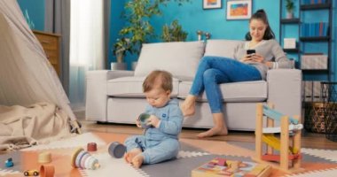 Yorgun bir kadın hafta sonu işine ara verip çocuğa bakar, kanepede oturur.