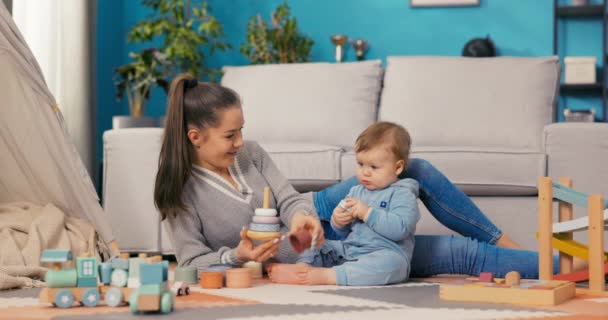 Η αδελφή ξαπλώνει στο χαλάκι στο πάτωμα του σαλονιού δίπλα στον μικρό ευγενικό αδερφό, τον προβληματίζει., — Αρχείο Βίντεο