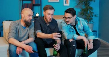 Adam arkadaşlarına yeni satışlar gösteriyor. Mesajlar, resimler, konuşan adam düşüyor.