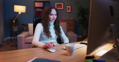 Bir genç akşamlarını bilgisayarın başında geçirir, web sitelerini karıştırır, resimlere bakar.