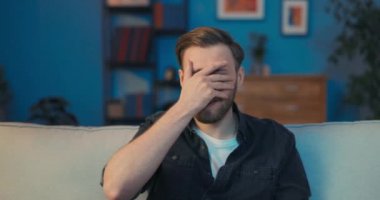 Televizyonda futbol maçı izleyen sinirli adam, oyunun oyunundan şoke oluyor.