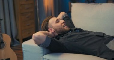 Çok çalışan stresli adam genç işadamı gece geç saatte işten dönüyor.