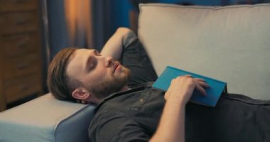 Aşırı yorgun ve stresli genç işadamı gece geç saatlerde işten dönüyor.