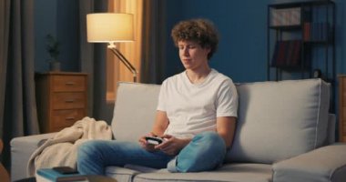 Yakışıklı bir genç, kıvırcık saçlı bir üniversite öğrencisi geceyi evde geçiriyor.