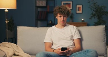 Sıkılmış bir çocuk, genç, okul çocuğu, öğrenci akşamları kanepede dinleniyor.