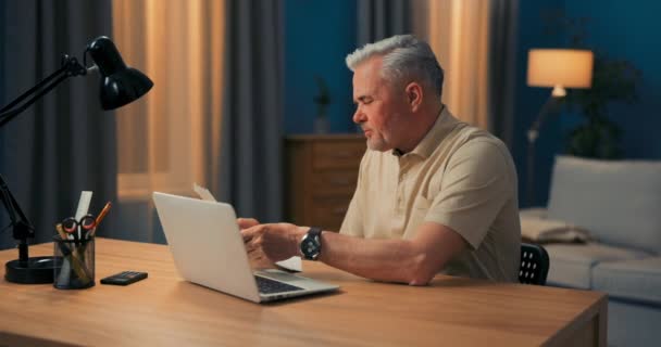 Старший громадянин розмовляє онлайн, ноутбук з дочкою, просить допомоги в подачі документів, спілкування в соціальних мережах , — стокове відео