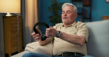 Emekli adam akşamları oturma odasındaki kanepede dinlenir, akıllı telefon ekranına tıklayarak...