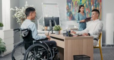 Patronun kadın sekreteri, müstakbel çalışanın CV kontratını getirdi.