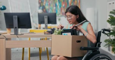 Olumlu gülümseyen, neşeli, gözlüklü genç kadınlar engelli tekerlekli sandalyelere biniyor.