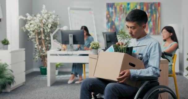 Laki-laki cacat mengenakan kemeja mendapat pekerjaan di kantor companys ia duduk di kursi roda — Stok Video