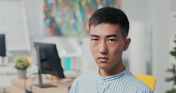 Närbild av ansiktet på en man av koreansk japansk asiatisk skönhet, han tittar in — Stockvideo