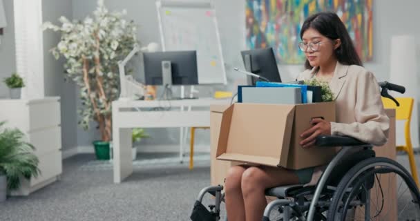 Zdravotně postižené ženy s brýlemi a asijské korejské krásy sedí na invalidním vozíku u firemního stolu na — Stock video