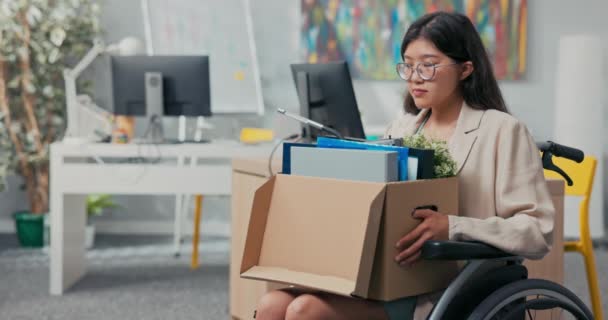 Γυναίκες με ειδικές ανάγκες με γυαλιά και ασιατική κορεατική ομορφιά κάθεται σε αναπηρική καρέκλα στο εταιρικό γραφείο για — Αρχείο Βίντεο