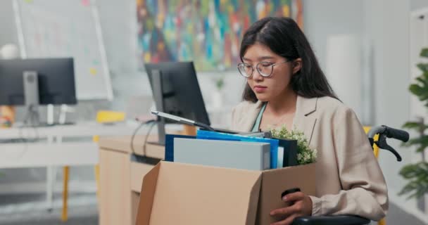 Triste desiludida desiludida jovem com óculos com tristeza deixa seu emprego na empresa, — Vídeo de Stock