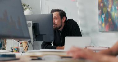 Memnuniyetle bilgisayar ekranının önünde oturan ofis çalışanı hakkında e-posta almaktan mutluluk duyar.