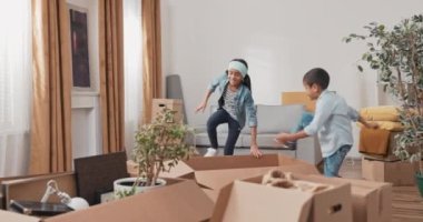 Kardeşler boş karton kutular, yeni bir daire, yenileme, ev kiralarken oynuyorlar.