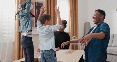 Aileler saklambaç oynayan çocukları arıyor.