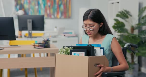 Triste desiludida desiludida jovem com óculos com tristeza deixa seu emprego na empresa, — Vídeo de Stock