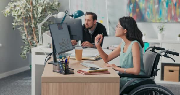 Workday en la oficina, corporación, empresa, compañeros de trabajo están trabajando en computadoras, redacción de documentos, mujer en gafas — Vídeos de Stock