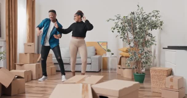 Een verliefd stel verhuist naar een nieuw appartement, de verwijdering van al het karton — Stockvideo