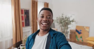 Gülümseyen adam vlog 'u kaydediyor, sosyal medyada video çekiyor, ailesiyle kamera önünde konuşuyor, erkek şovları yapıyor.