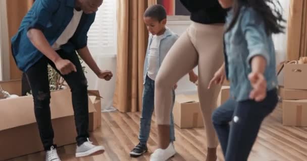 Una familia feliz baila en medio de la sala de estar, padres jóvenes y sus — Vídeos de Stock