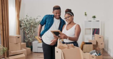 Birbirine aşık bir çift ilk evlerine taşınır. Kutuları açarlar.