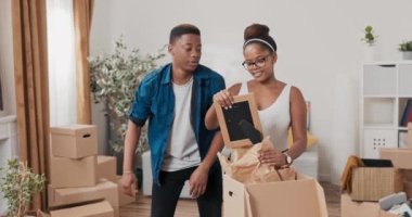 Birbirine aşık bir çift ilk evlerine taşınır. Kutuları açarlar.