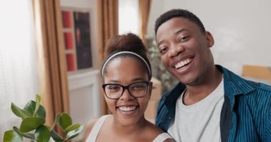 Çift kameraya el sallıyor, gülümsüyor, video çekiyor, aileleri için video kayıtları, sosyal güvenlik kameraları.