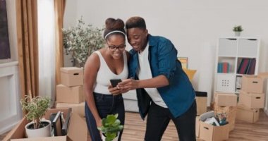 Keyifli bir adam sevgilisinin yanına koşar. Taşındıktan sonra temizlik yapar. Telefonu gösterir.,