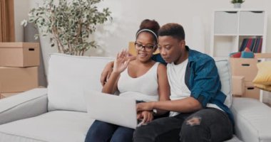 Aşıklar, taşındıktan sonra evdeki kanepede oturup sohbet ediyorlar.