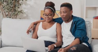 Birbirine aşık çiftler taşındıktan sonra koltukta oturup arkadaşlarıyla, aileleriyle konuşurlar.