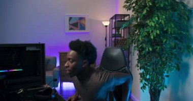 Genç bir adam moladan sonra odaya dönüyor. Öğrenci masasının önündeki rahat sandalyeye oturur, bir kulaklık takar, takım üyeleriyle sohbet eder ve sanal oyun dünyasına geri döner.