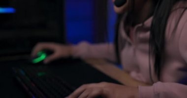 Profesyonel arka plan klavye çalan genç kızların yakın çekimi, öncü aydınlatma, bilgisayar gülümseyen kadın odaklı.