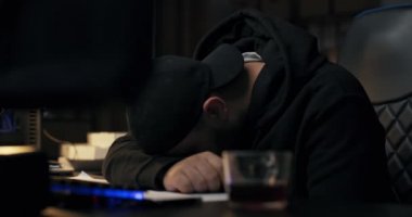 Genç programcı geceleri bilgisayarın önünde uyuyor, adam gece vardiyasında uyuyakalıyor, interneti hackliyor, programlama sitesini hackliyor, yorgun iş adamı.