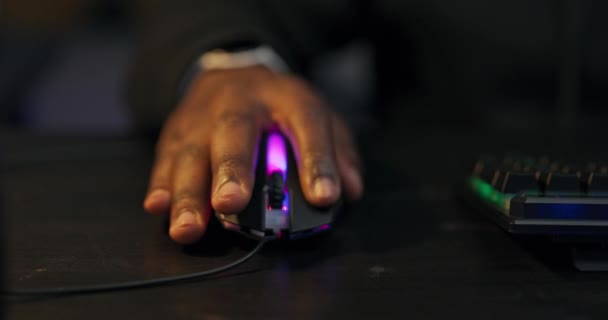 Close-up męskiej strony z ciemnej skóry umieszczone na kolorowe myszy komputerowej, gracz gra strzelanki — Wideo stockowe
