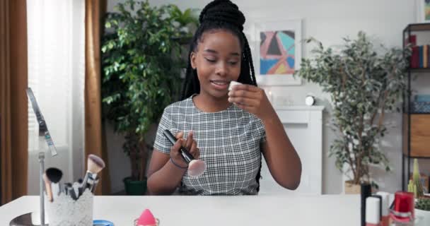 A woman hosts a live beauty show. The popular blogger gives advice on choosing makeup products. The girl discusses in detail the advantages of using rice powder on the face — Stock Video