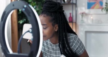 Makyaj uzmanı, tanınmış bir kozmetik markasının ürününün reklamını yapar. Kadın, paralı bir iş birliğiyle yaşayan bir güzelliğe ev sahipliği yapıyor. Kız bir göz farı paleti sunar.