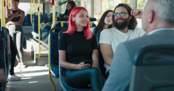 Fille aux cheveux roses monte bus de transport en commun, parle à un ami assis à côté d'elle, — Video