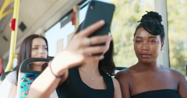 Twee mooie vrouwen van verschillende nationaliteiten rijden in een bus, studenten terug van de universiteit in een — Stockvideo