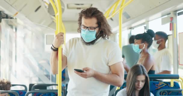 眼鏡をかけた長髪の男は顔に保護マスクをしている男 — ストック動画