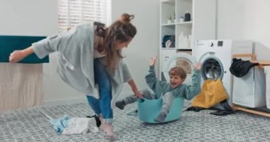 Anne oğluyla oynuyor. Çamaşır kabında oturan küçük çocuk bir kadınla vakit geçirmek ve ev işlerine yardım etmek istiyor. Annesi çamaşırhanede eğlenmek için adamı sürüklüyor.