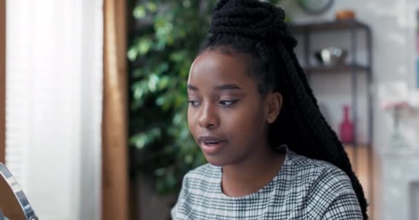 Influenciador femenino muestra cómo lavar adecuadamente la base de la cara con bolas de algodón y el uso de removedor de maquillaje. Un teléfono trípode con una luz de anillo se utiliza para grabar un vlog de vídeo para la transmisión en vivo en casa — Vídeos de Stock